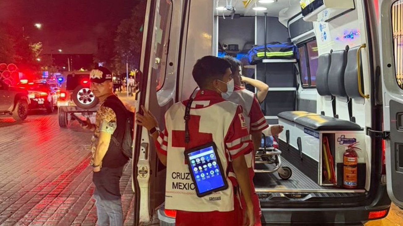 Dos hombres lesionados tras caídas en el Centro de Monterrey