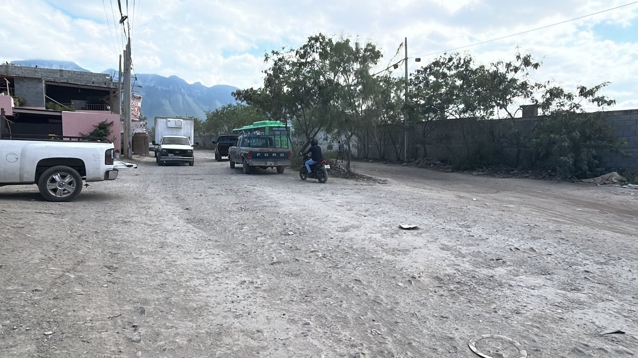 Señalan tramo de terracería lleno de baches en la colonia Alianza