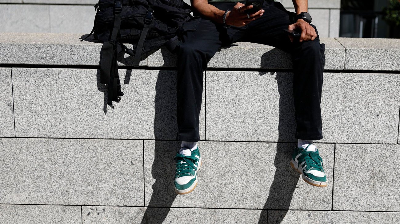 Francia prohíbe redes sociales a menores de 15 años