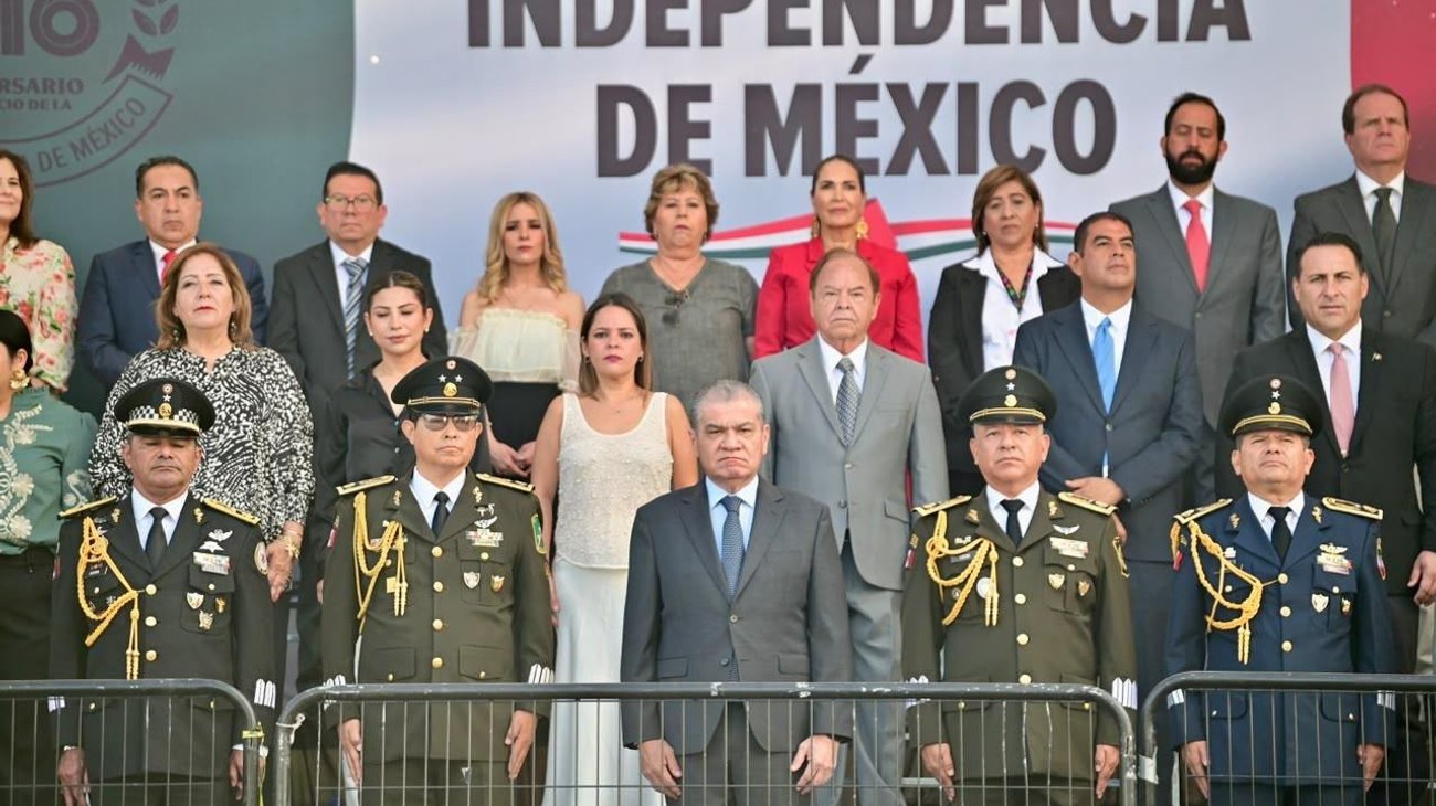 Desfile cívico-militar reúne a 20 mil personas en Torreón