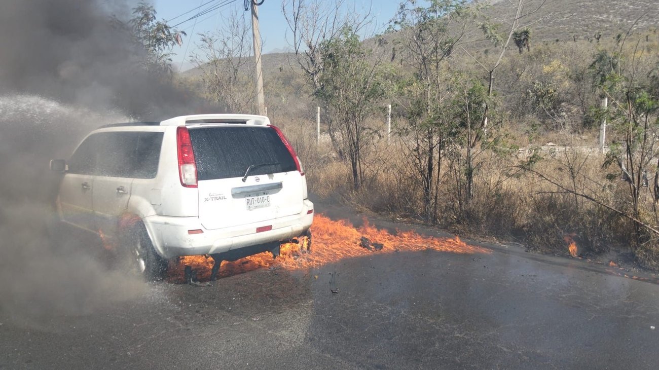 Incendio consume camioneta tras persecución en Santa Catarina