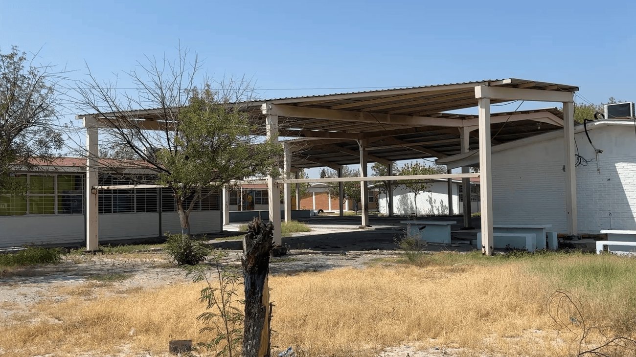 Alumnos no regresan a clases por techo dañado en Frontera