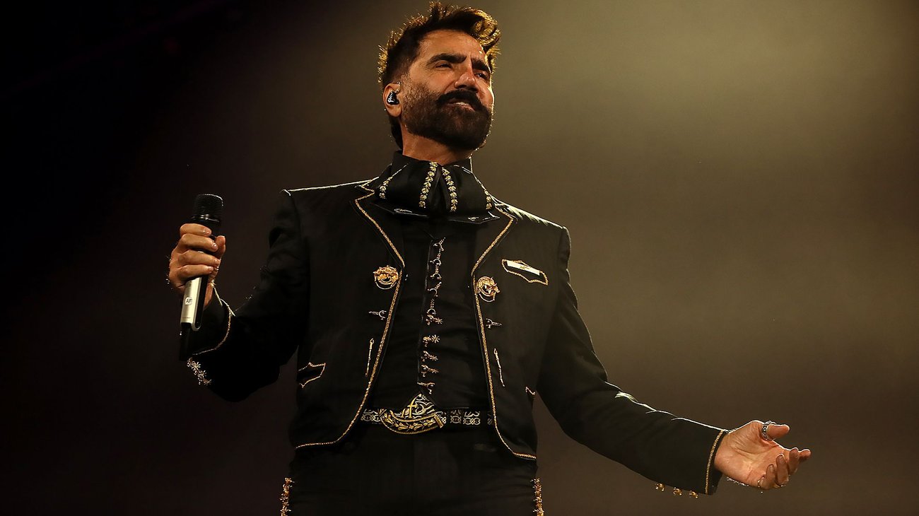 Alejandro Fernández rinde tributo a su padre en CDMX