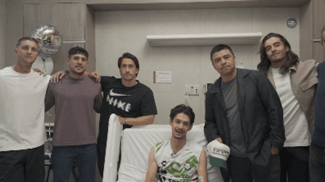 Jugadores de Santos visitan a Aleco Irarragorri tras cirugía