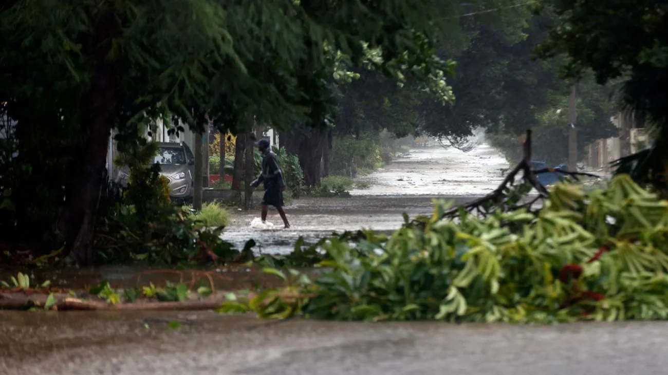 Reportan 461 derrumbes en La Habana tras huracán Rafael