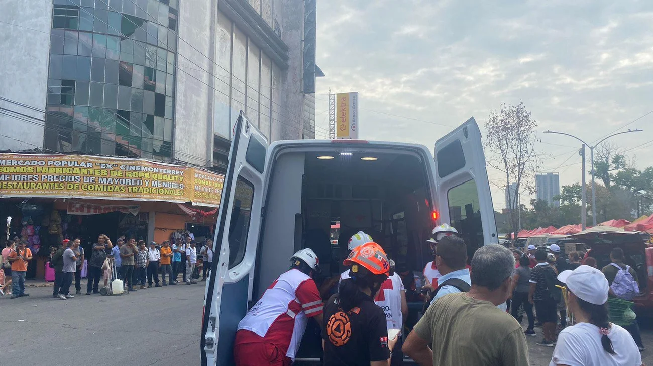 Motociclista atropella a mujer en el Centro de Monterrey