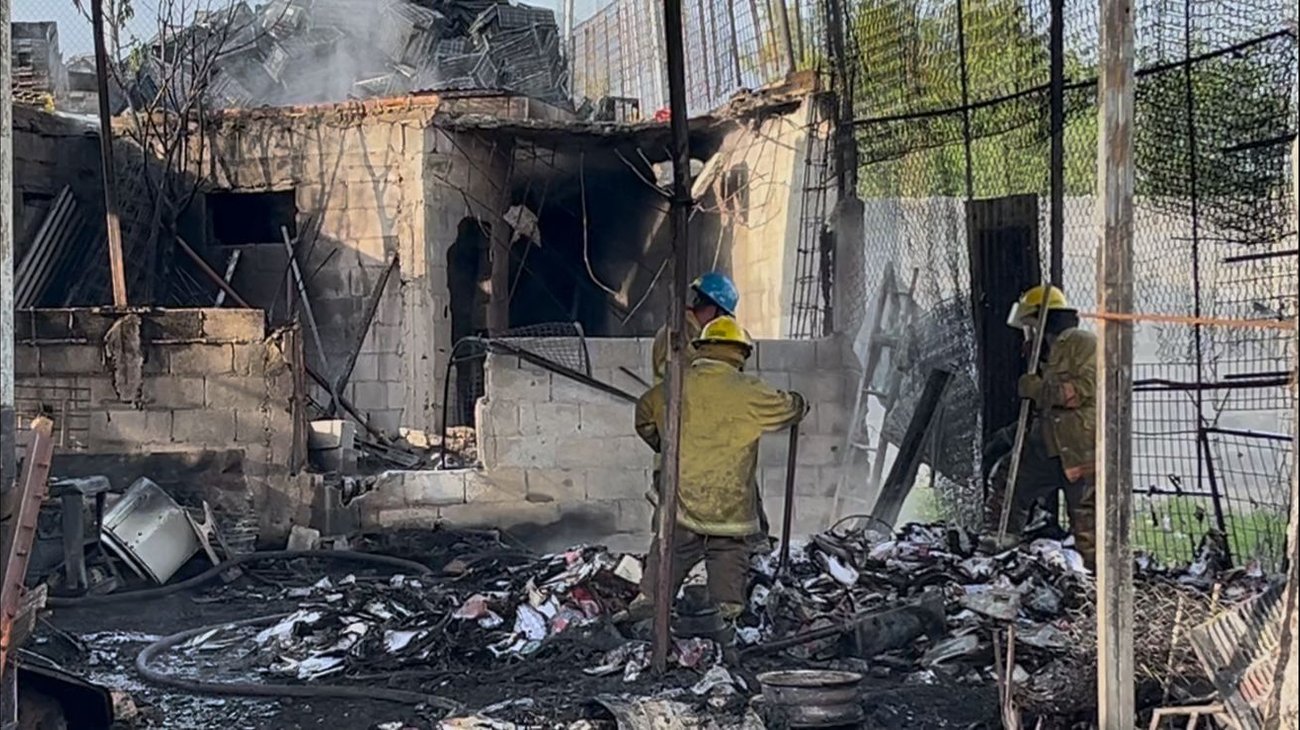 Vándalos provocan incendio en bodega reciclaje en Saltillo
