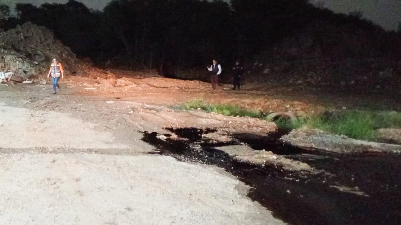 Denuncia Guadalupe derrame de aceite sobre Río La Silla