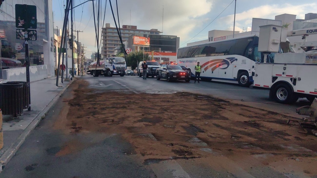 Transformador cae y provoca derrame de aceite en Monterrey