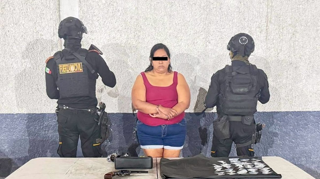 Detienen a mujer con arma y posible droga en Monterrey
