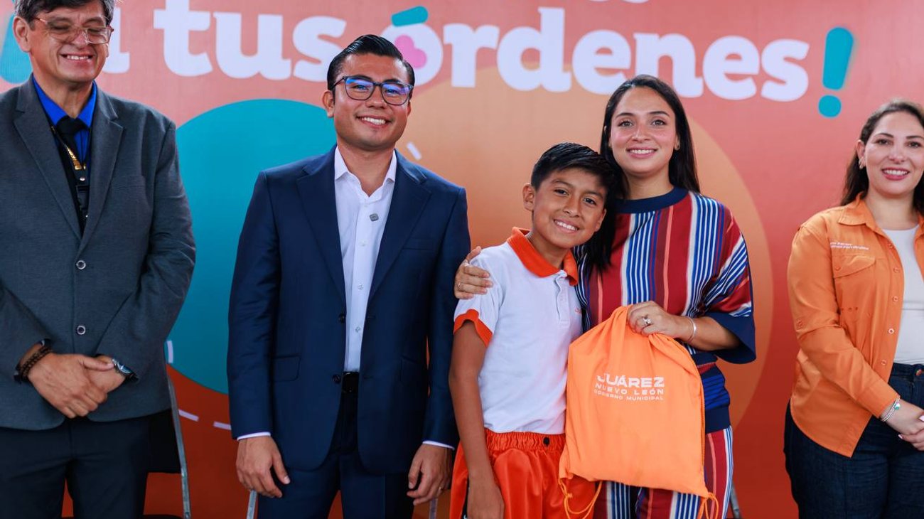 Juárez entrega más de 150 mil uniformes escolares gratis