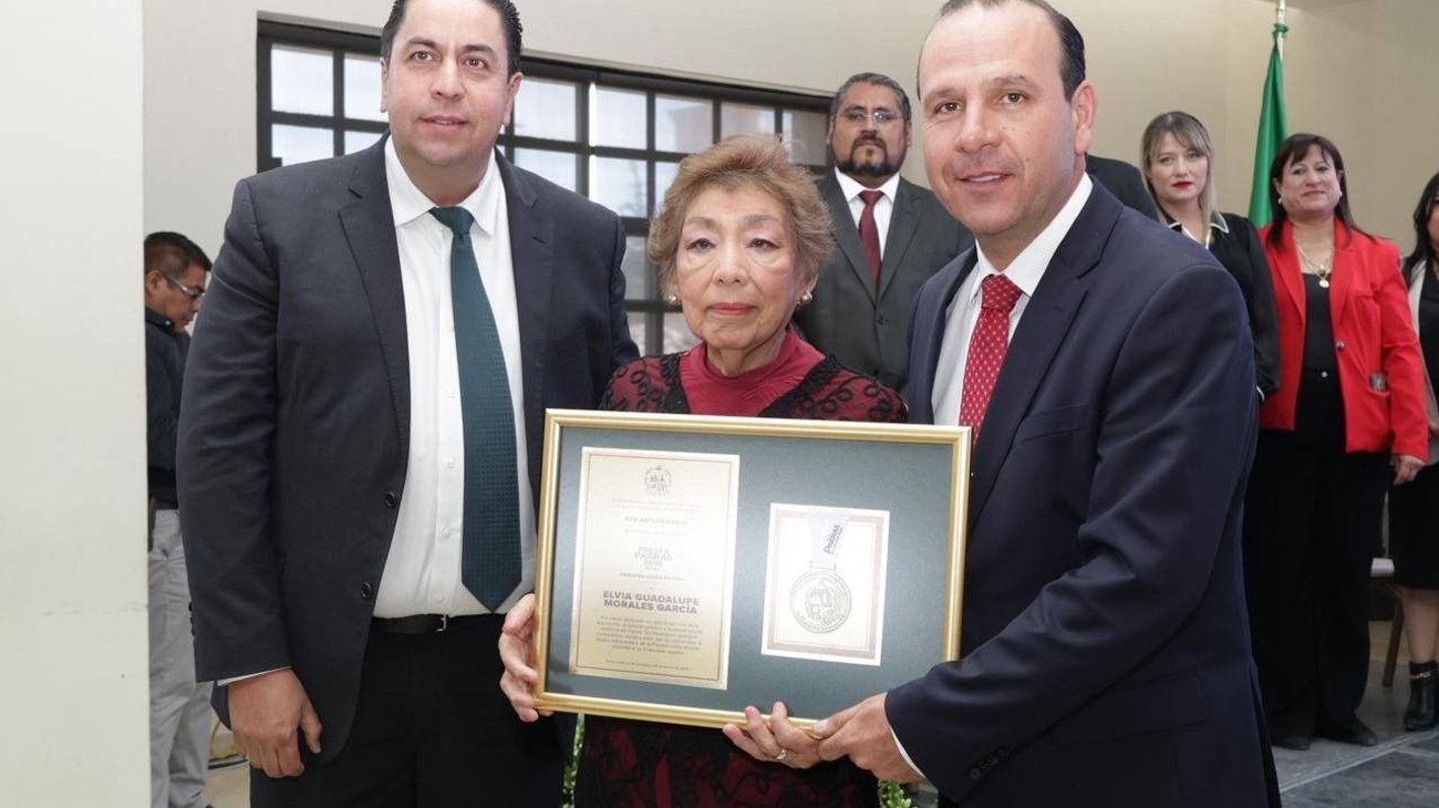 Elvia Morales es premiada con el reconocimiento "Presea Parras"