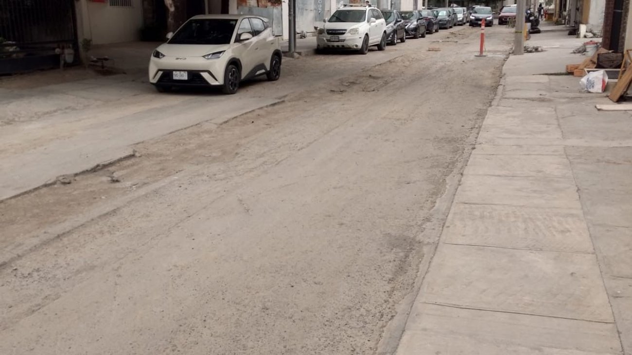 Obra inconclusa deja calle intransitable en Mitras Centro