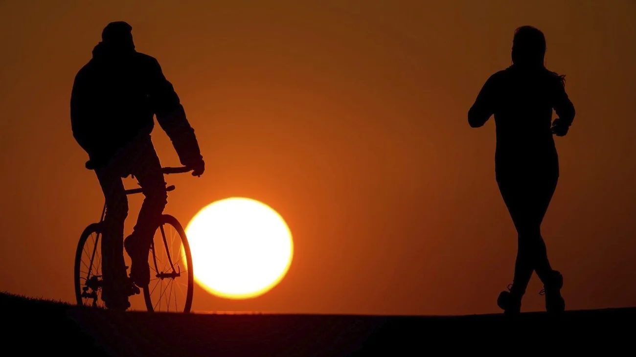 Los humanos envejecen drásticamente a los 44 y a los 60