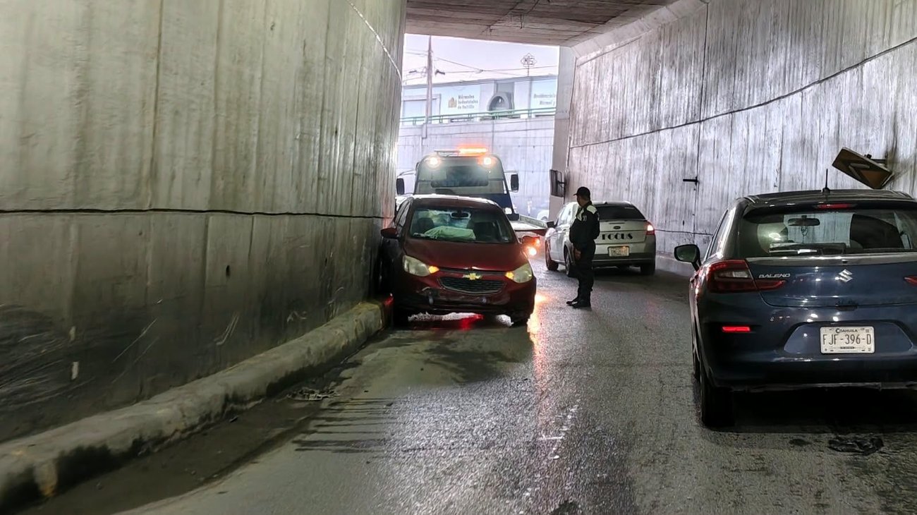 Pierde el control y choca contra muro deprimido de El Sarape