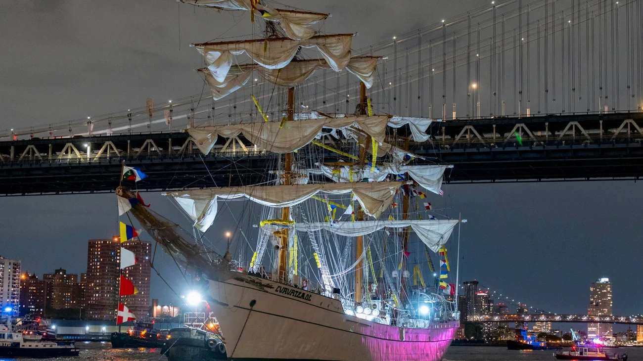 Unos 180 cadetes de buque mexicano vuelven tras choque con puente