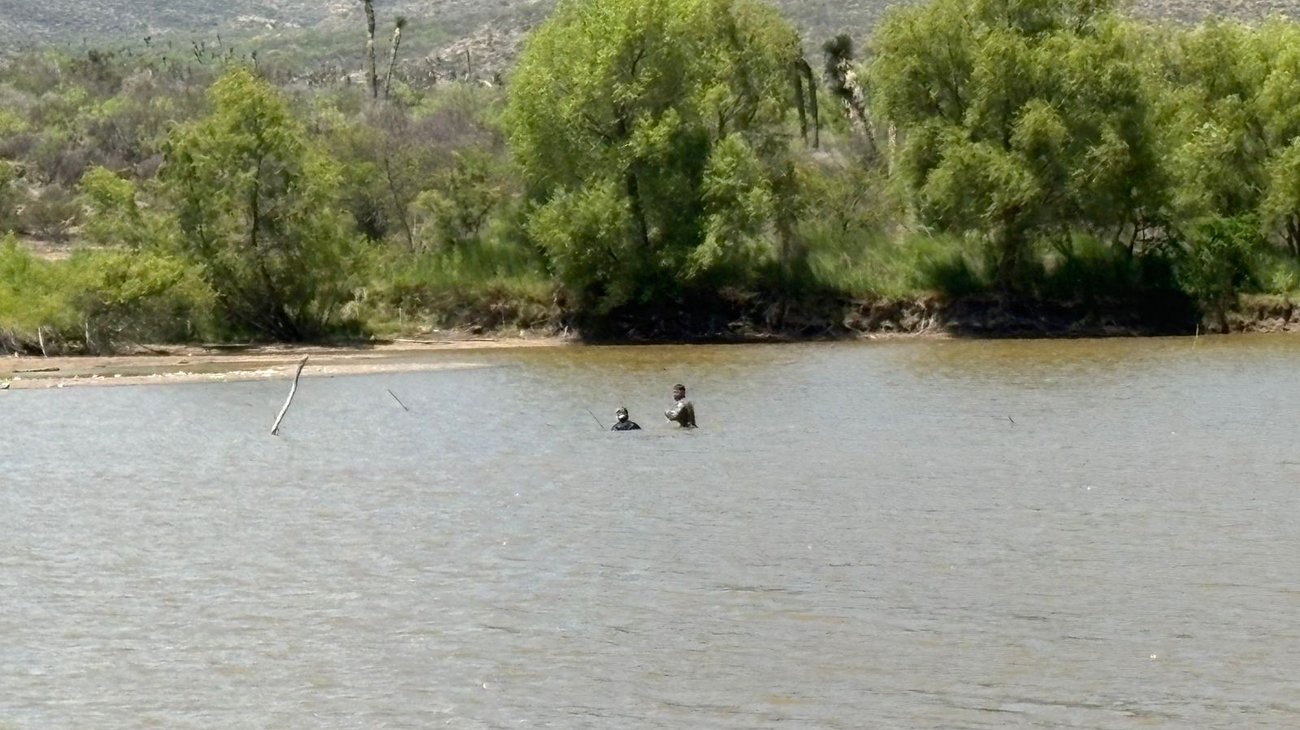 Rescatan a dos jóvenes que ingresaron a la Presa Palo Blanco