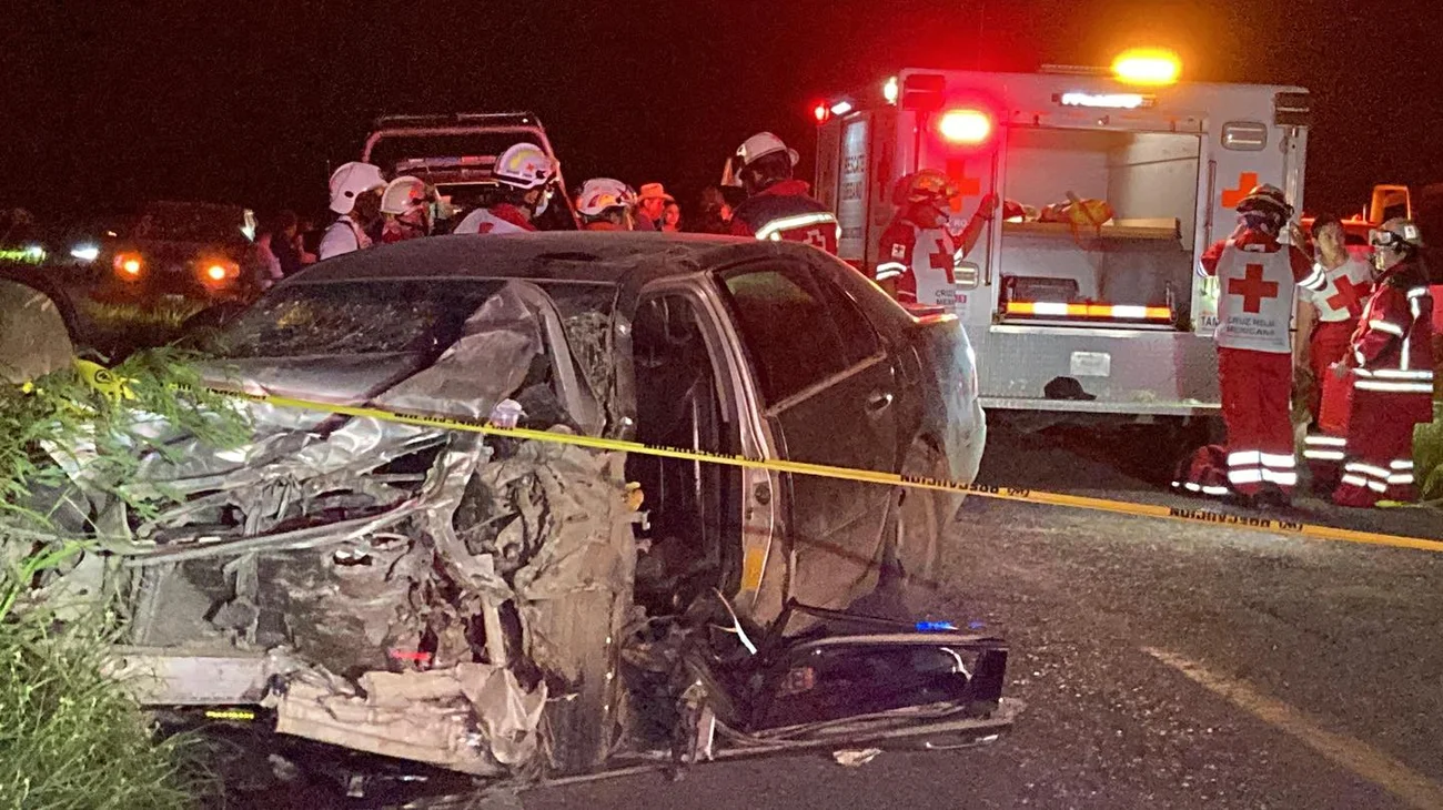 Choque en carretera deja 2 muertos, entre ellos un menor