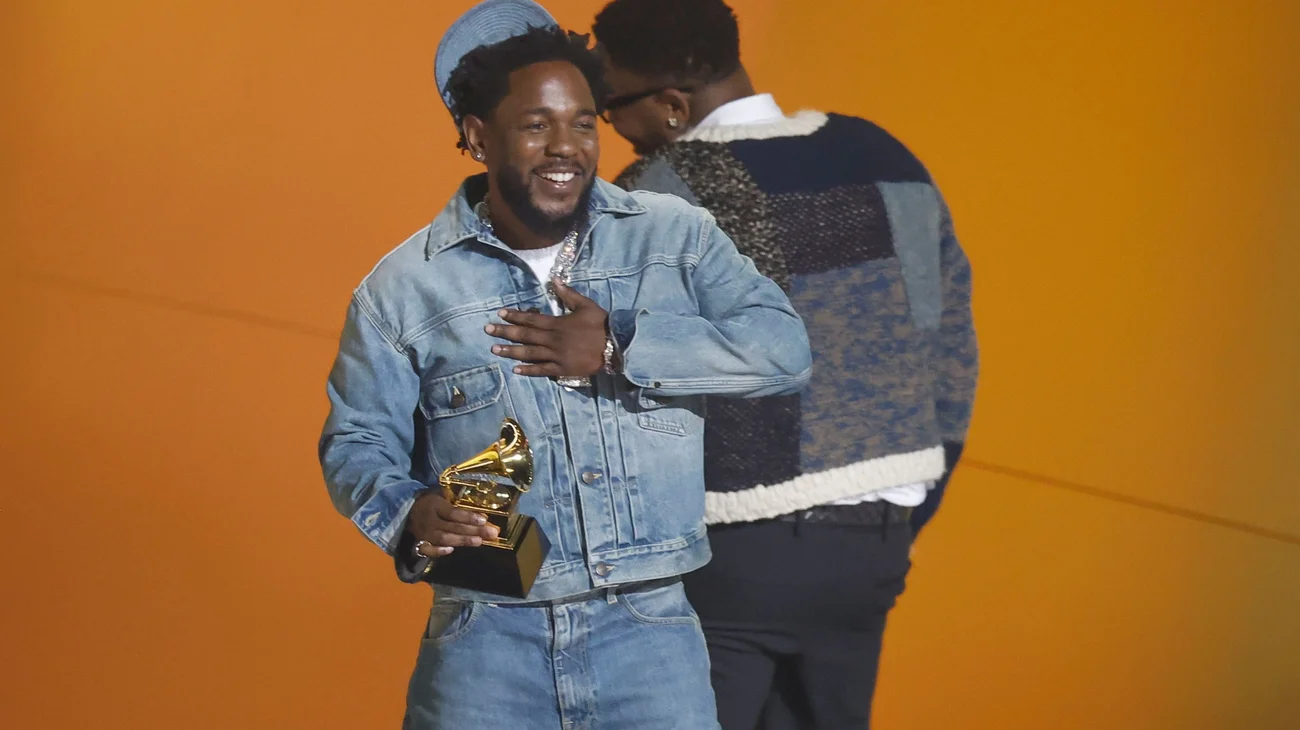 Kendrick Lamar gana los Grammys a grabación y canción del año