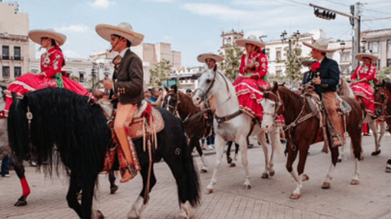 Guadalajara celebra el Día del Charro con desfile ecuestre