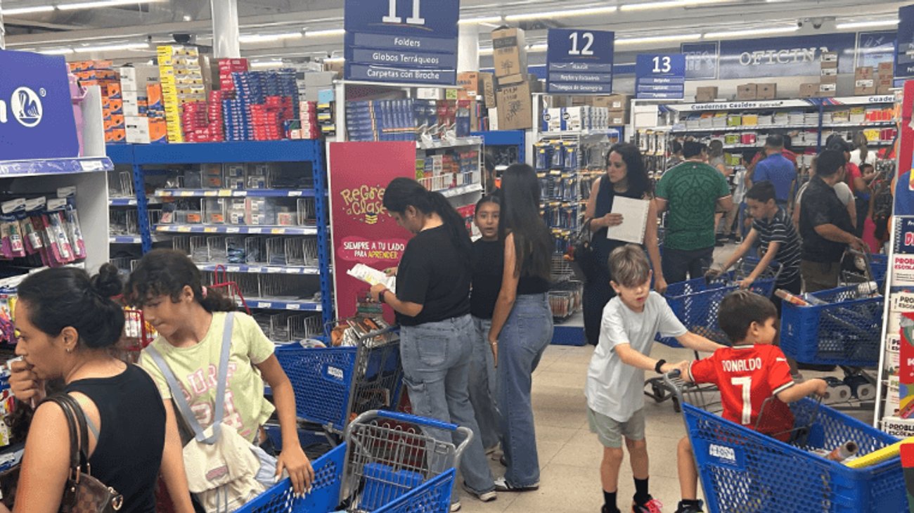 Familias recorren tiendas para completar la lista de útiles