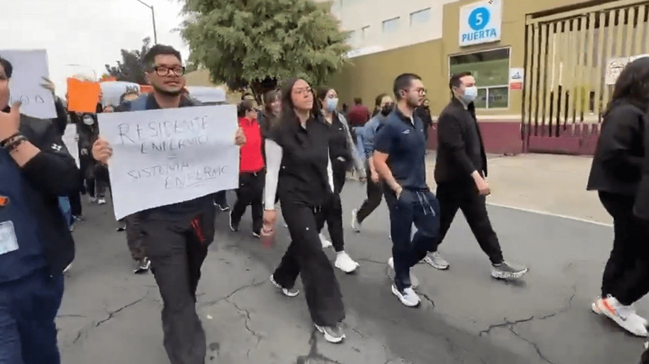 Médicos bloquean avenida por brote en Hospital General en la CDMX