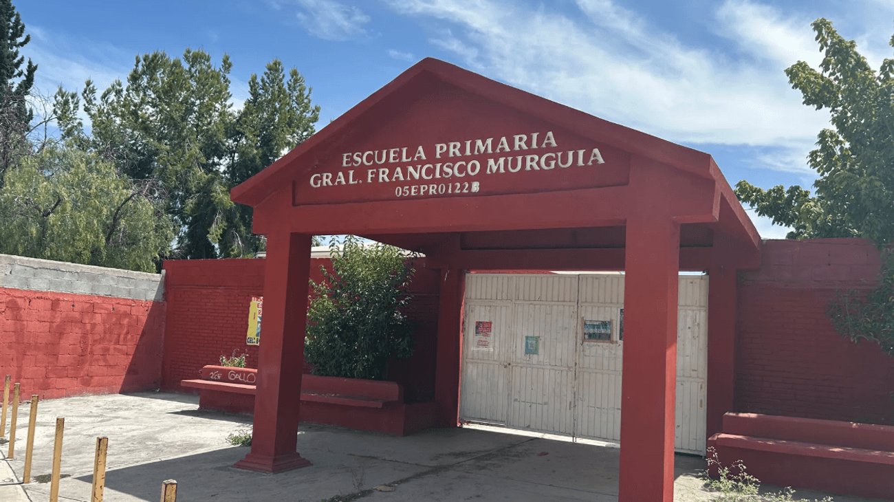 Primaria de Saltillo no inicia clases y padres exigen respuestas