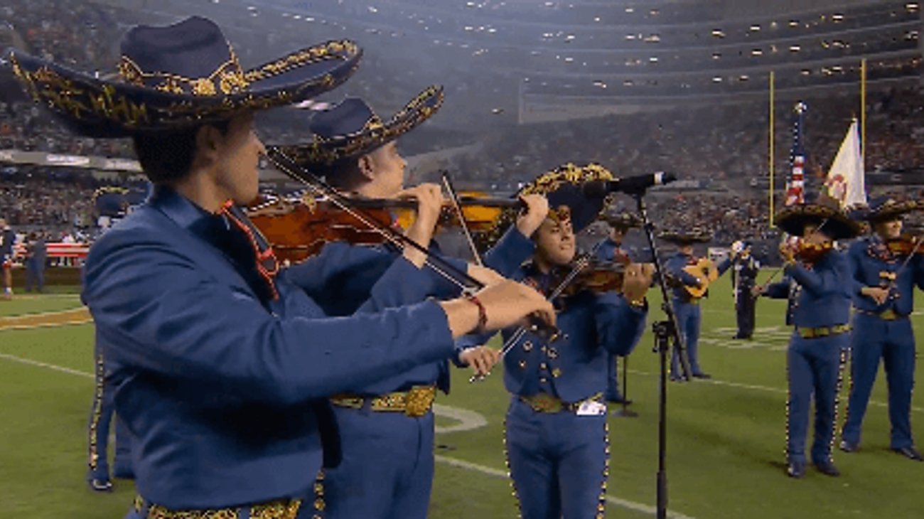 Mariachi hace historia con himno de EUA en Soldier Field