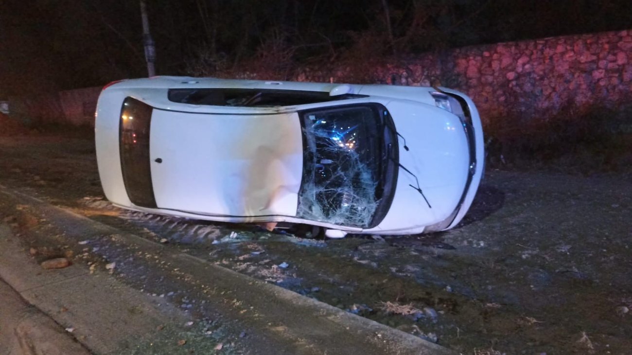 Hombre vuelca su auto tras maniobra imprudente en Apodaca