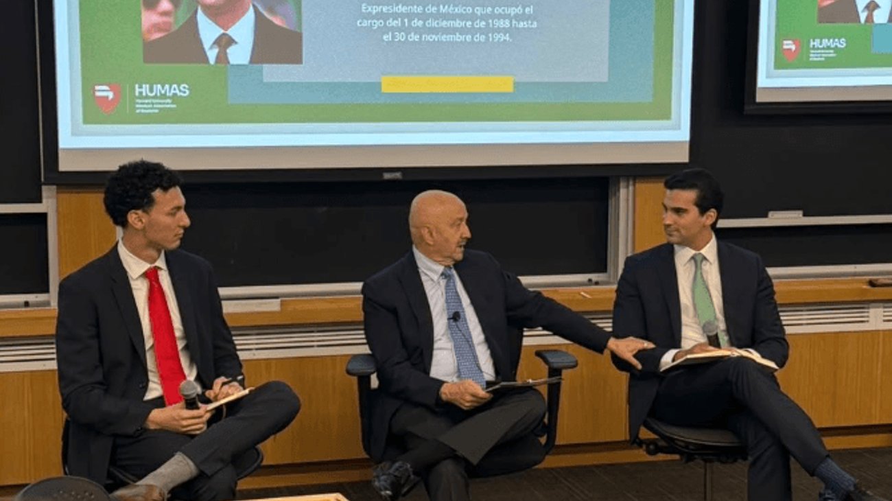 Carlos Salinas de Gortari reaparece en Harvard ante mexicanos