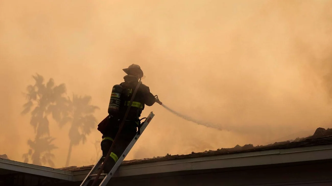 Los incendios de Los Ángeles resisten a los fuertes vientos