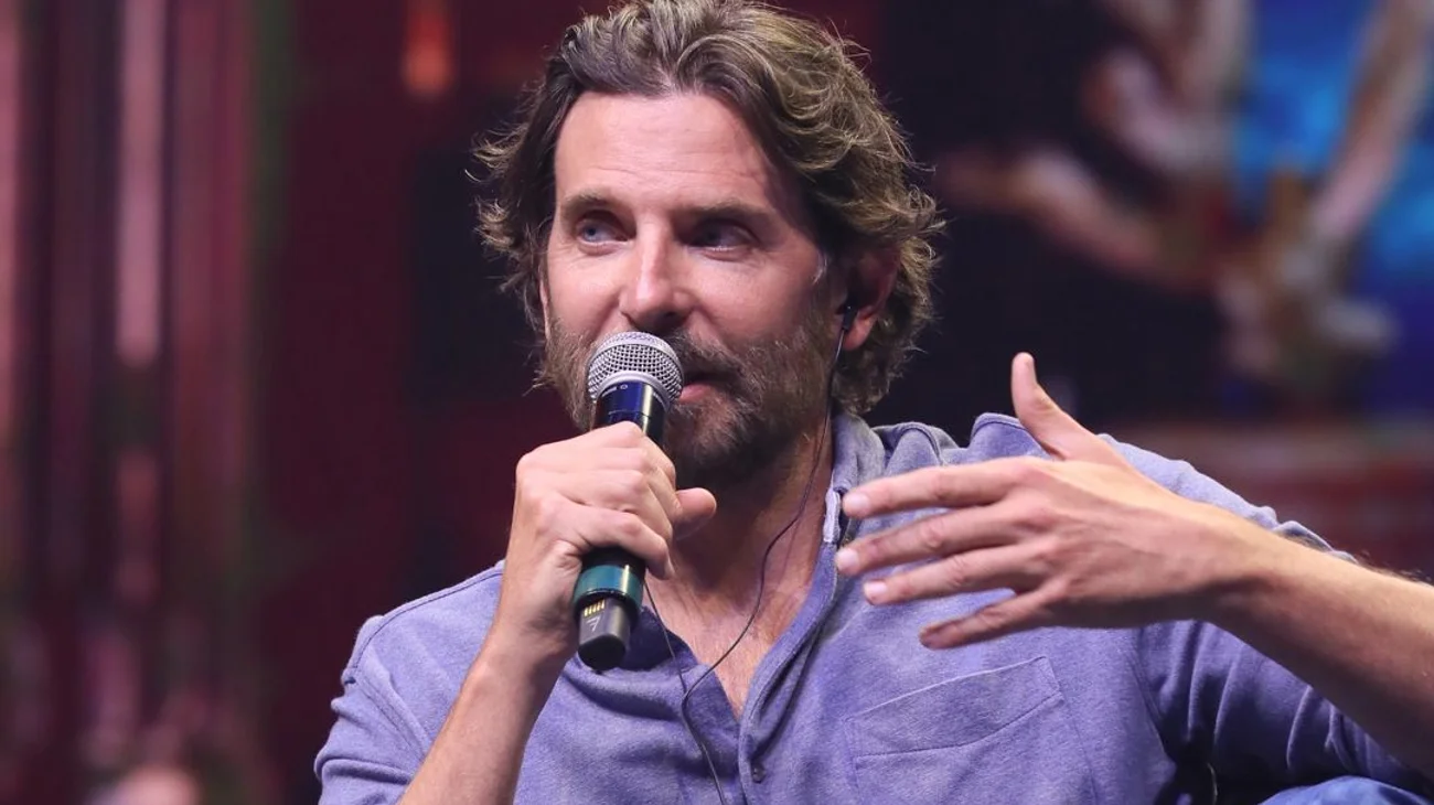 Bradley Cooper pide invertir en enfermos de cáncer en México