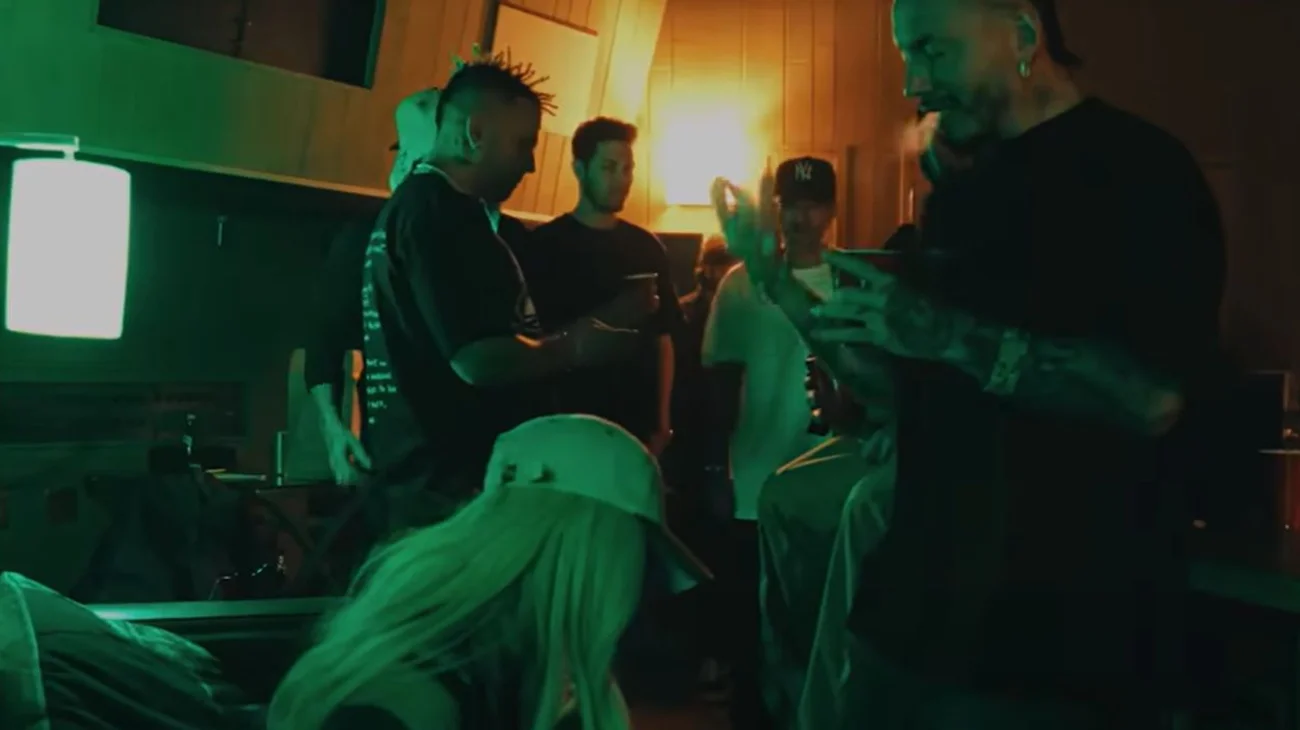 Asegura tribunal que la canción '+57' vulneró derecho de menores