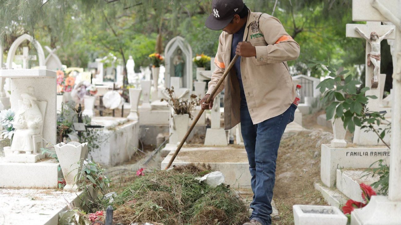 Inician trabajos de limpieza en panteones de Parras