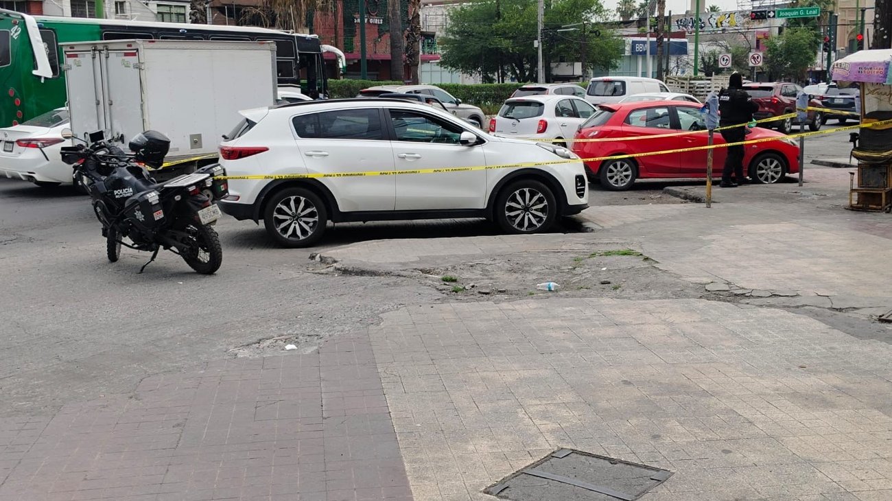 Hallan a hombre sin vida dentro de camioneta en Monterrey