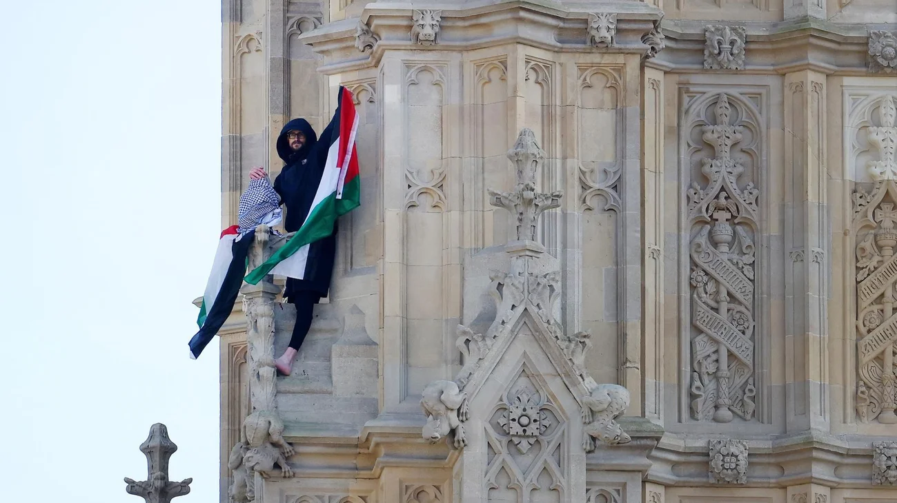 Hombre baja del Big Ben tras 16 horas de protesta