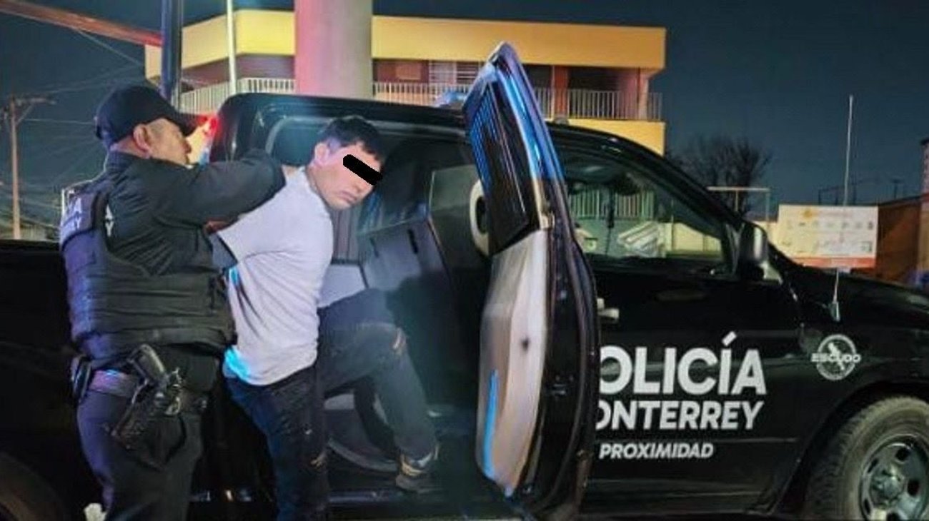 Detienen a dos jóvenes en auto robado tras persecución