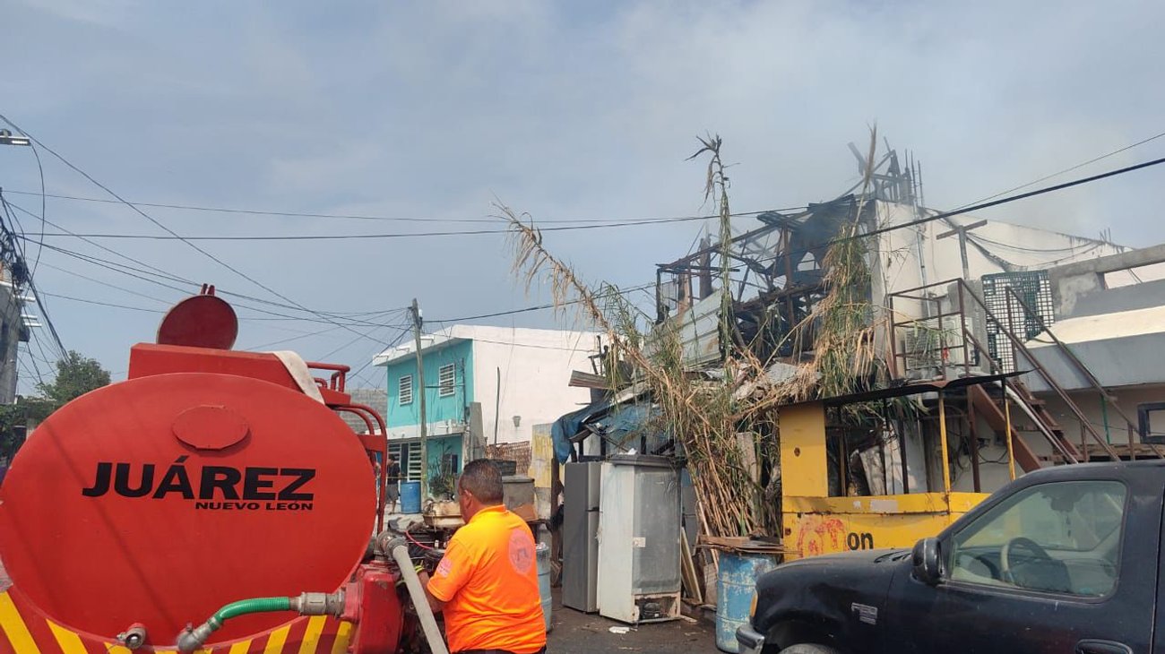 Evacuan a dos personas tras incendio en vivienda de Juárez