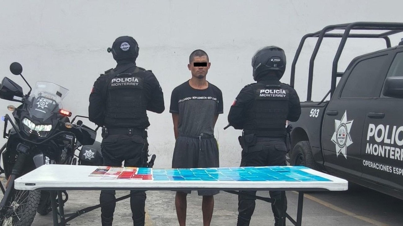 Detienen a hombre con 194 tarjetas bancarias en Monterrey