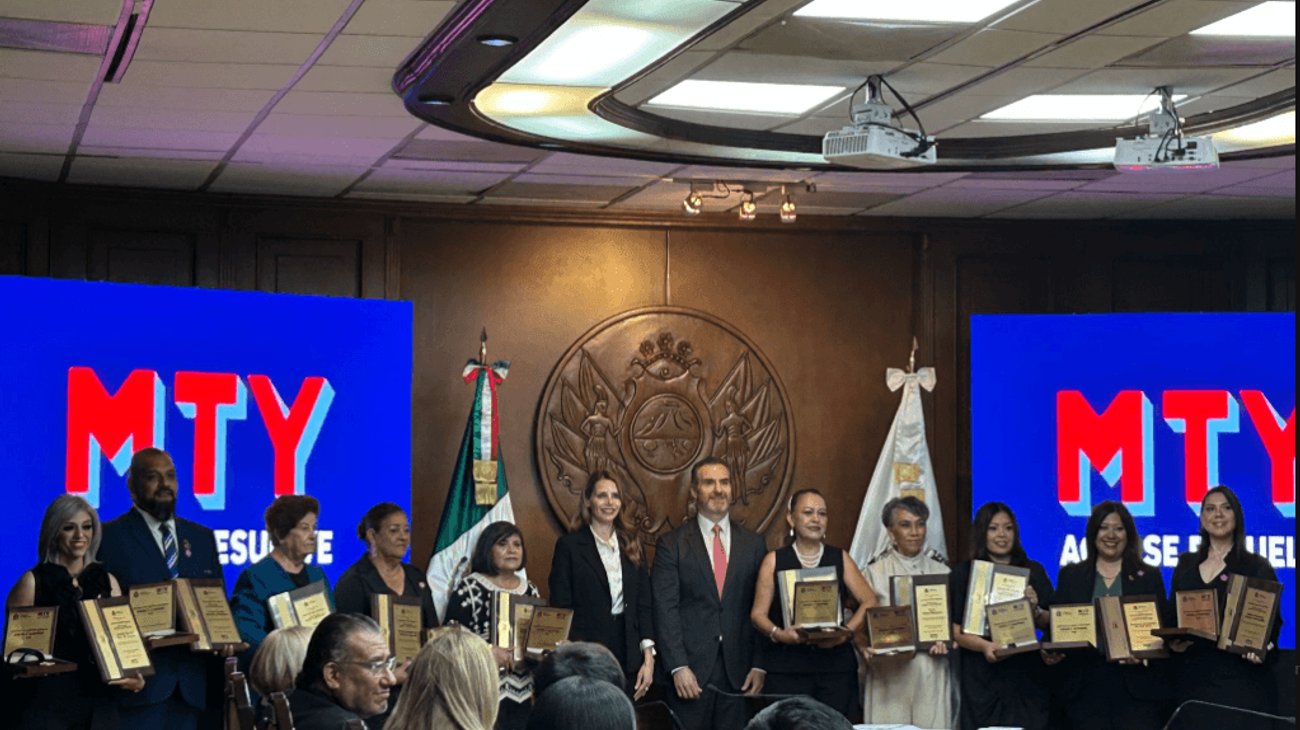 Monterrey reconoce la trayectoria de diez docentes