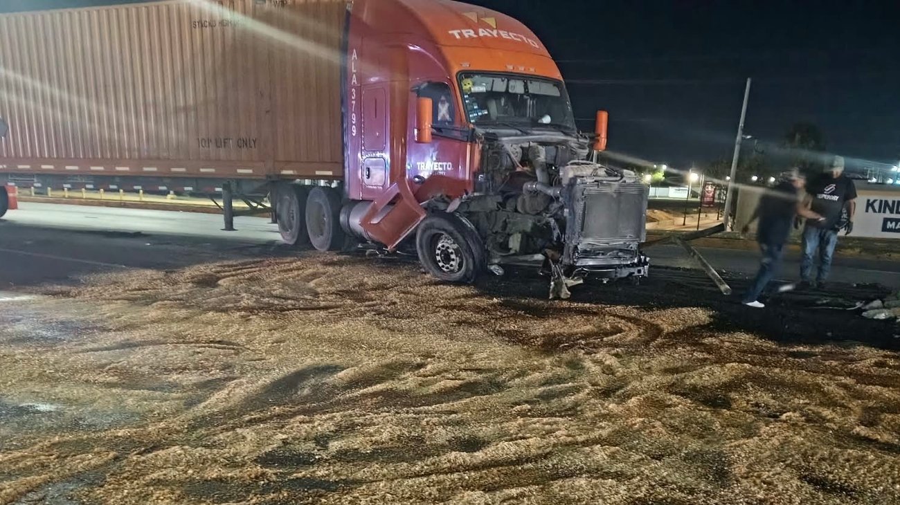 Trailero dormita al volante en Blvd. Ramos Arizpe y se estrella