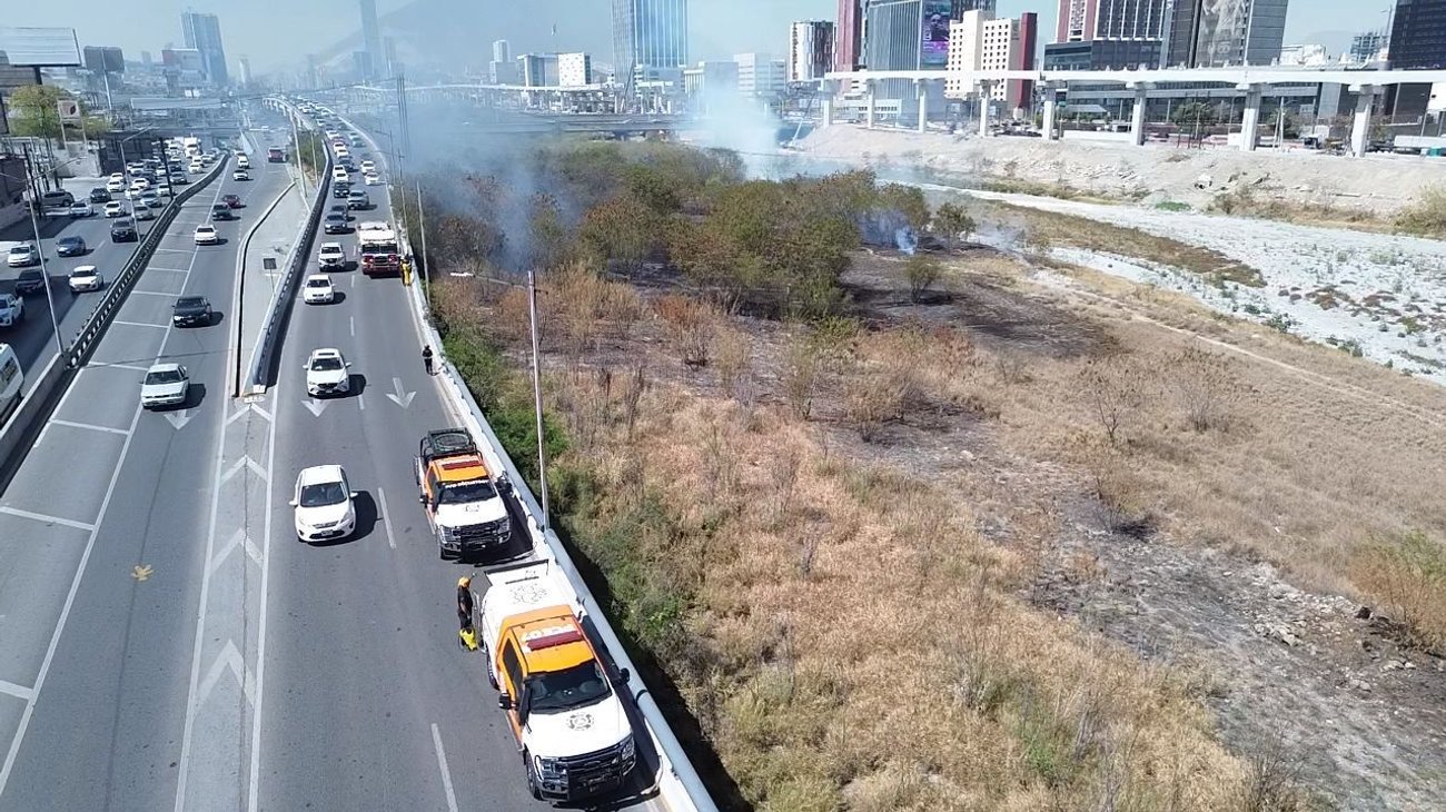 Incendio en el río Santa Catarina provoca movilización