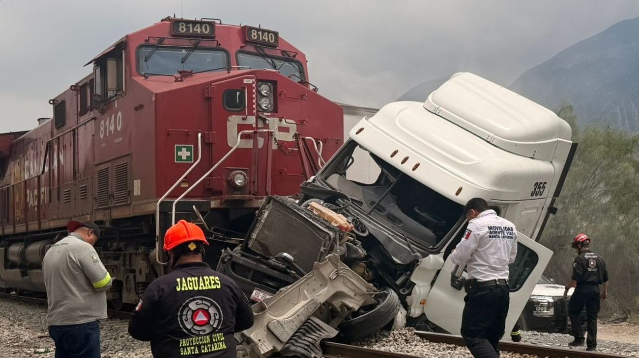 Tráiler colisiona con tren en Santa Catarina; no reportan heridos