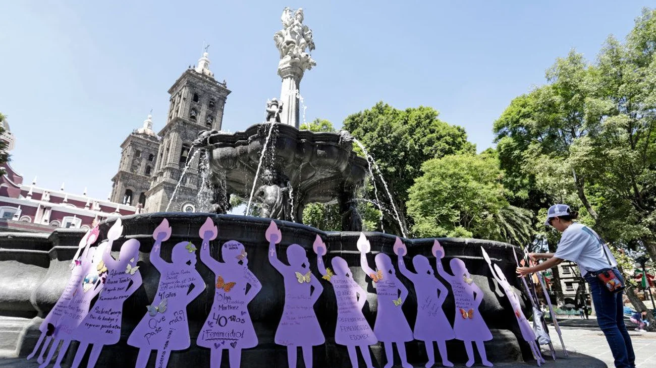 Recuerdan a desaparecidos con siluetas de madera en Puebla