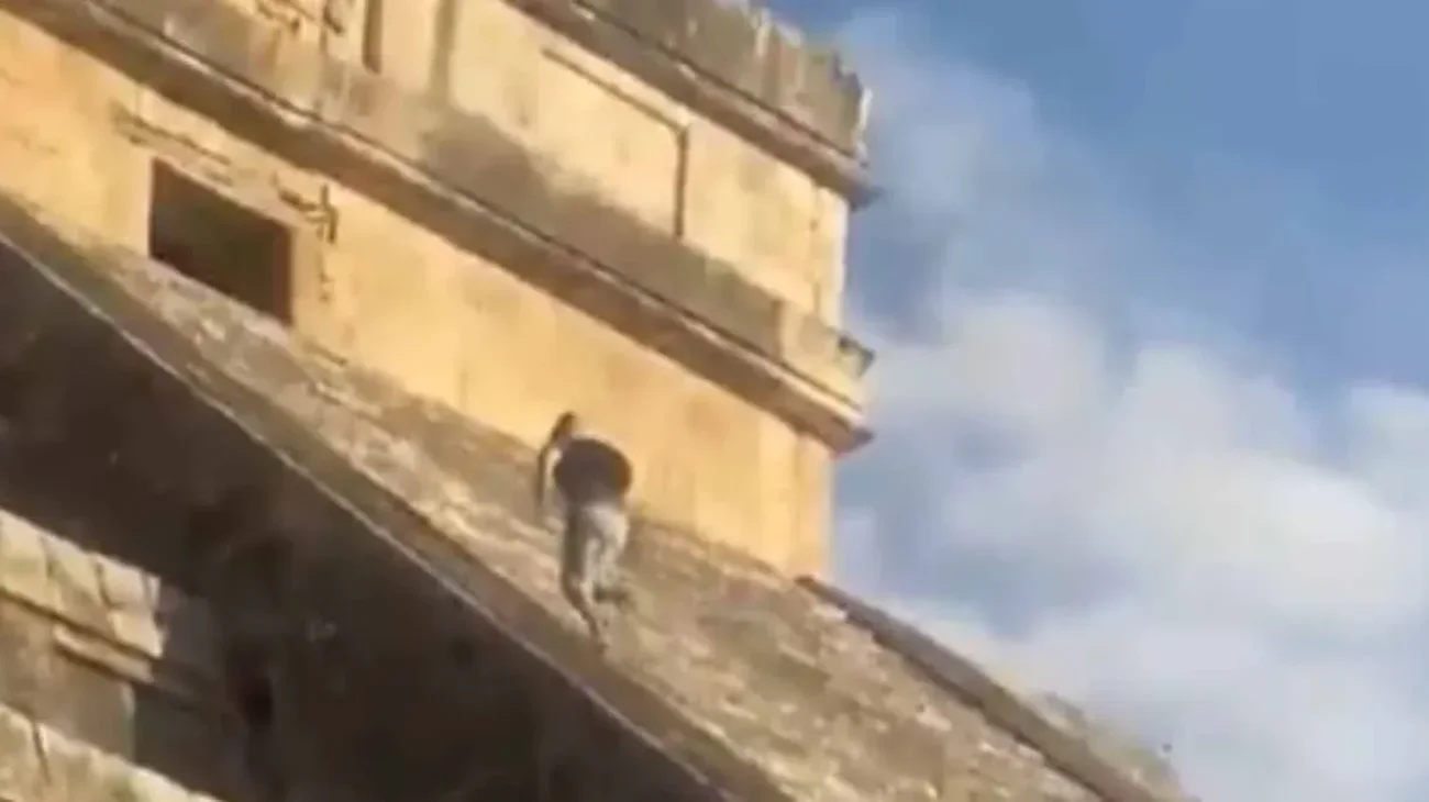 Golpean a Aleman que trepó pirámide de Chichén Itzá