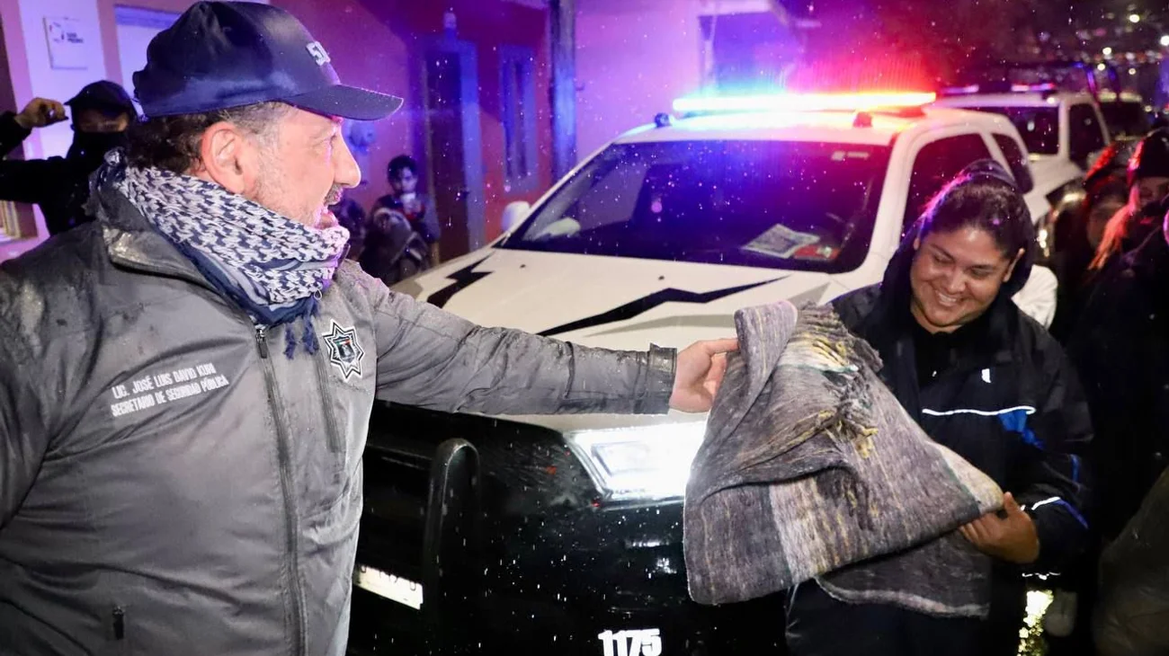 Policías de San Pedro reparten cobijas al poniente de la ciudad
