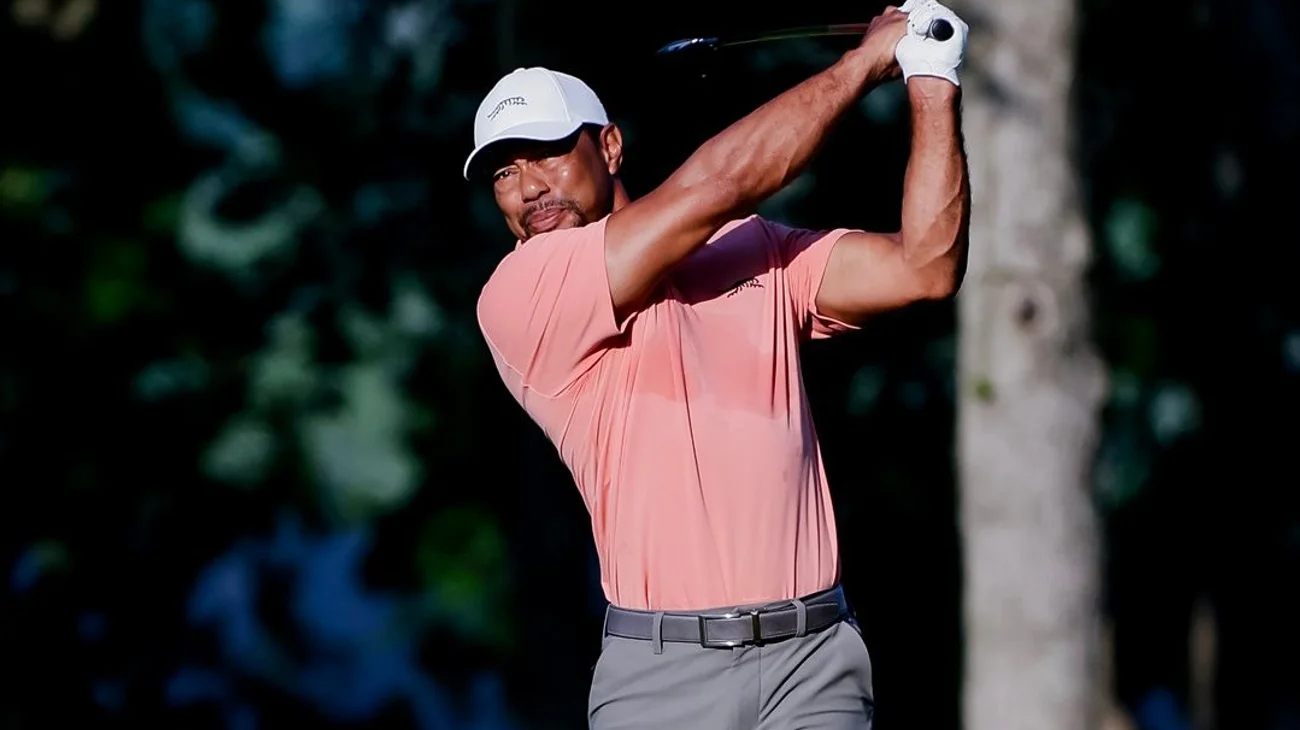 Operan a Tiger Woods para aliviar espasmos en la espalda