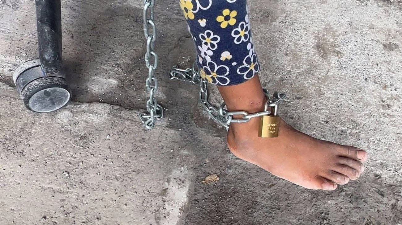 Localizan a dos niñas con candado y cadena en Balcones de Alcalá