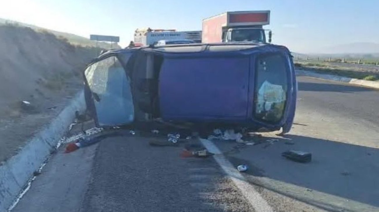 Pierde la vida conductor tras aparatosa volcadura en autopista