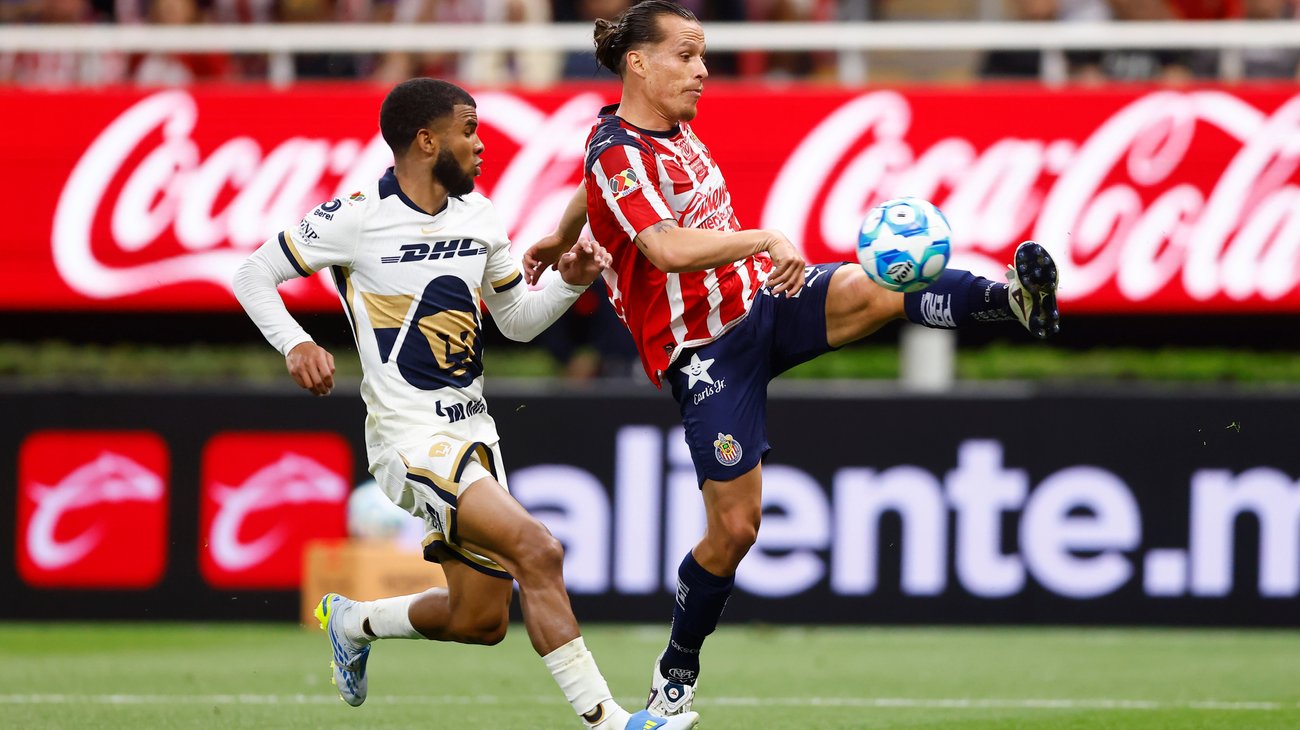 Chivas rescata empate ante Pumas en duelo dramático